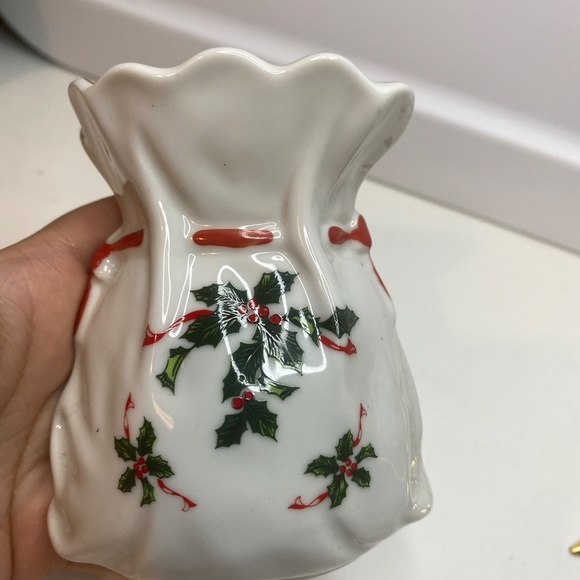 Vintage Lefton Hand Painted Christmas Holly Vases 03728 Bag Shaped 4 Inch Tall - Picture 2 of 9
